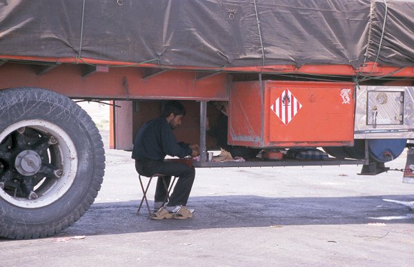 Mittagessen im Schatten des LKW (Findet ihr die zweite Person? ;-) )