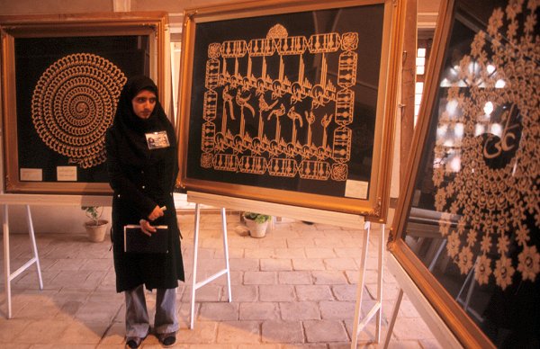 Unsere Führerin durch die Ausstellung des Künstlers Sa'ti
