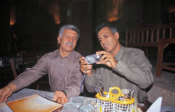Mustafa und Pake, die ehemaligen Kommilitonen von Ralfs Vater