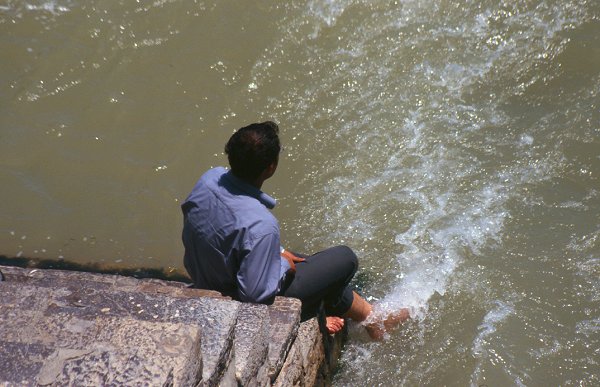 Männer dürfen ihre nackten Füße baden ...
