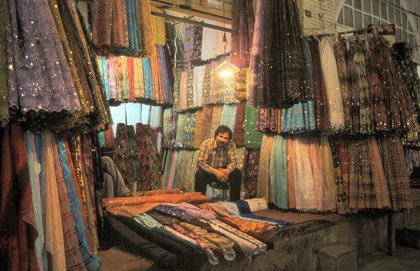 Viele bunte Stoffe im Bazar von Shiraz