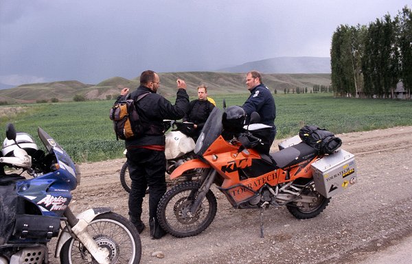 Irgendwo treffen wir auch auf andere Motorradreisende