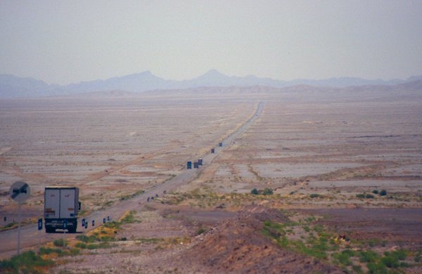 Straße durch eine Salzpfanne in der Wüste Lut