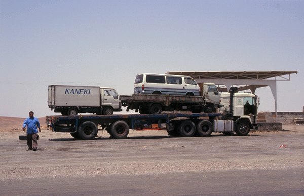 Gut beladen, LKW an einer Raststation in der Wüste