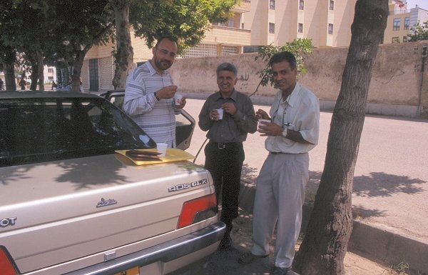 Ralf, Mustafa und Pake beim Eis essen. Falude ist eine Art Eis aus Reismehl.