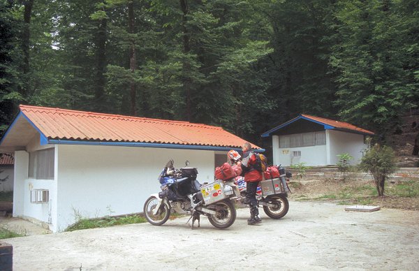 Chalus, Anlage mit mehreren Häuschen im Wald