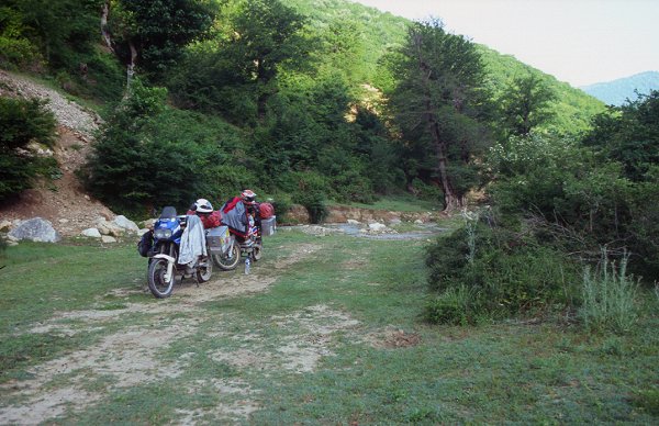 Minu Dasht, Wildcamping in hügeliger bewaldeter Gegend