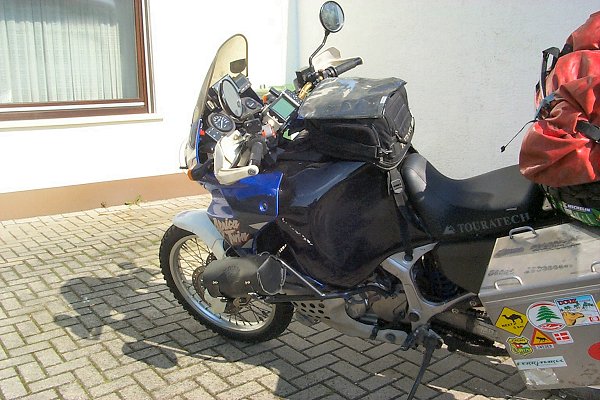 43 Liter-Tank, Foto-Tankrucksack und GPS-Halter von Touratech