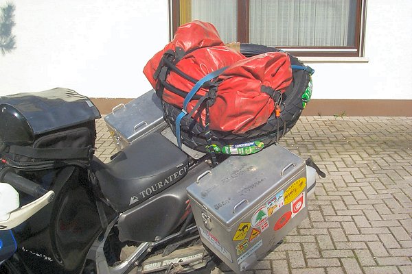 Zwei TT 41 Liter Koffer und eine Gepäckrolle von Ortlieb müssen für die Unterbringung des Gepäcks reichen