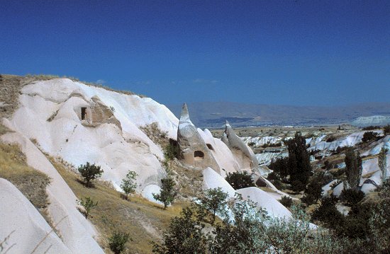 In vielen Felsen sind Wohnungen hineingemeißelt worden