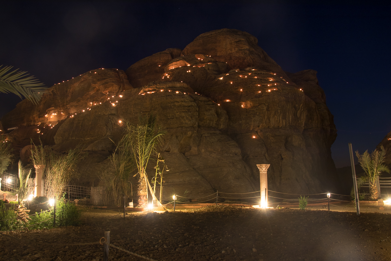Beleuchtete Felsen am Camp 