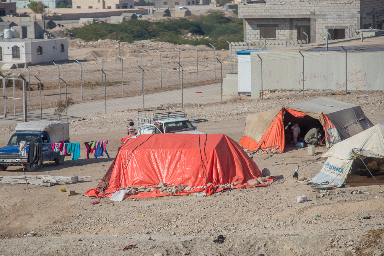 Evtl. Wanderarbeiter, die im Tal arbeiten. Das rechte Zelt ist allerdings von der UN-Flüchtlingshilfe?!