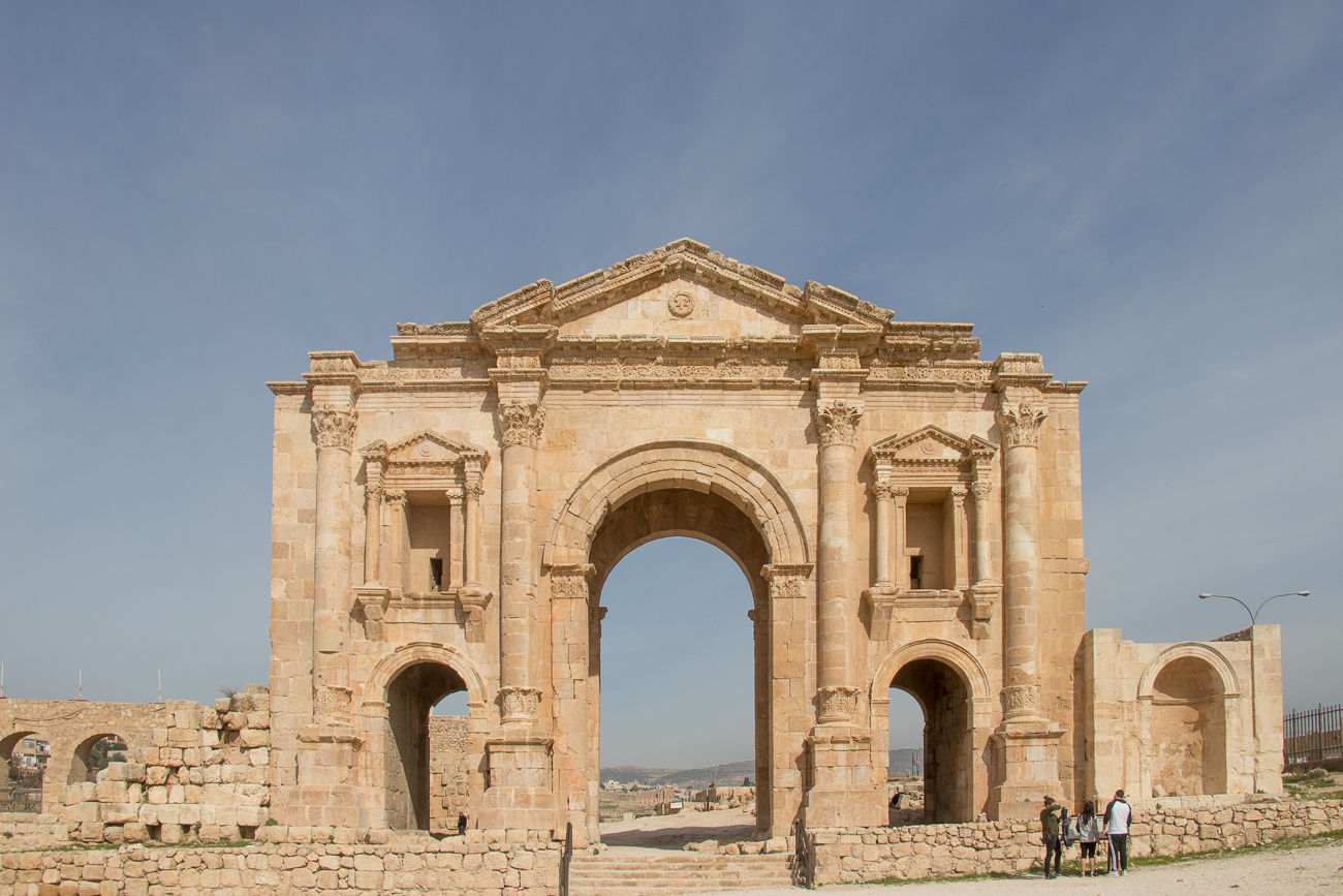 Hadrianstor am Eingang der Ausgrabungsstätte. Der Triumphbogen wurde 129 nach Christus zu Ehren des Kaisers Hadrian errichtet
