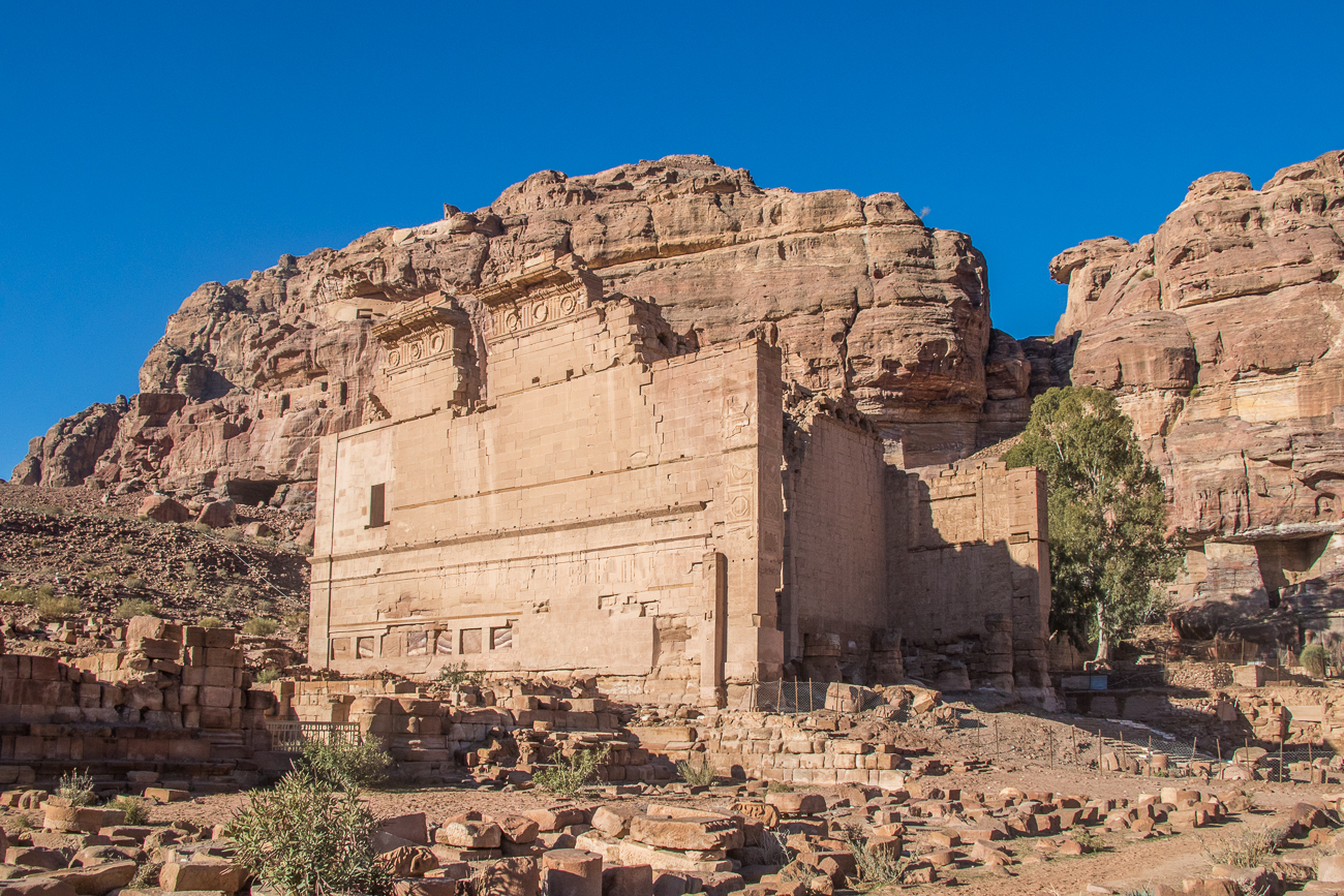 Der Tempel Qasr al-Bint, das einzige gemauerte Gebäude Petras