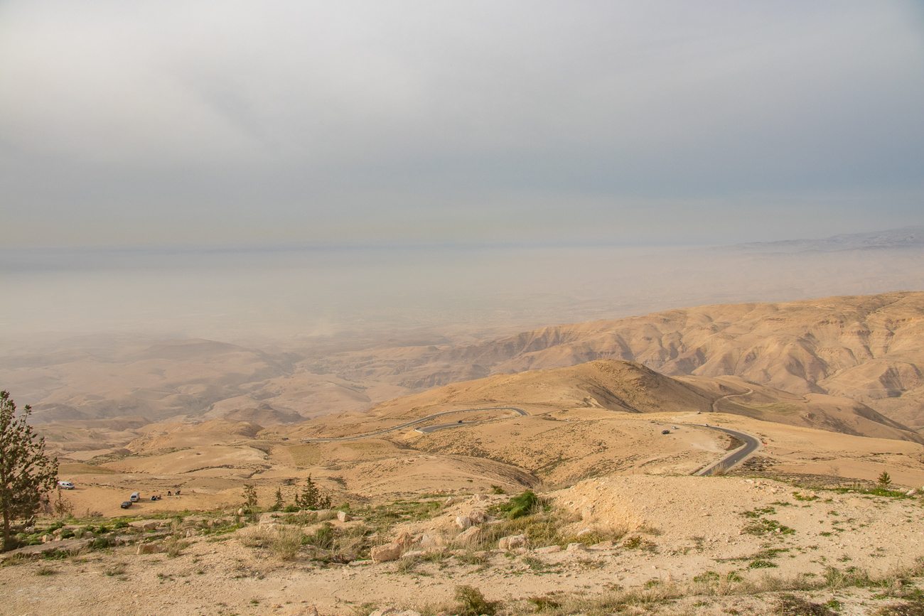 Mit einer Höhe von 808 m bietet er eine Aussicht in das Jordantal, auf das Tote Meer und nach Israel