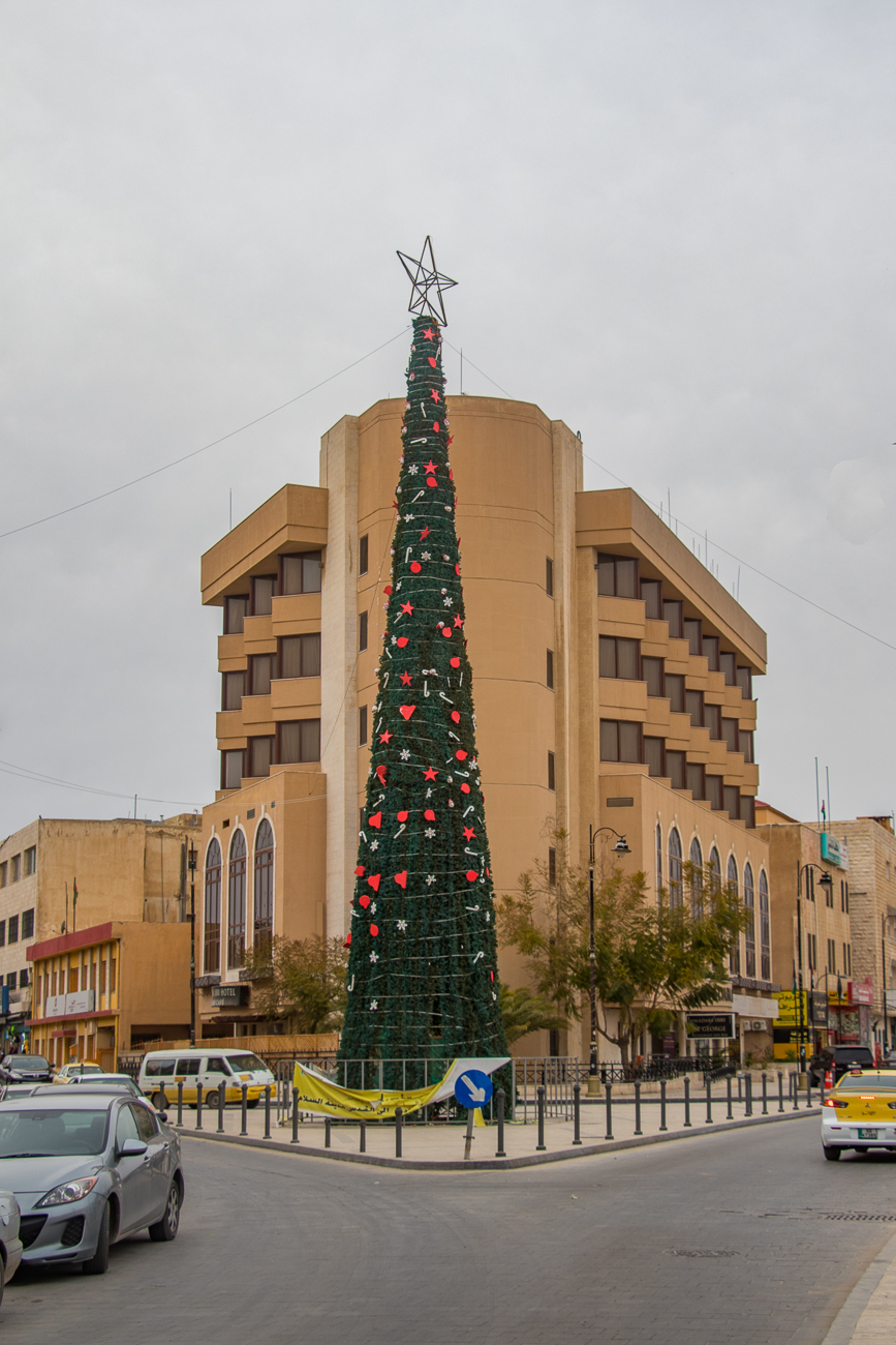Weihnachtsbaum in Madaba, Anfang Februar? 