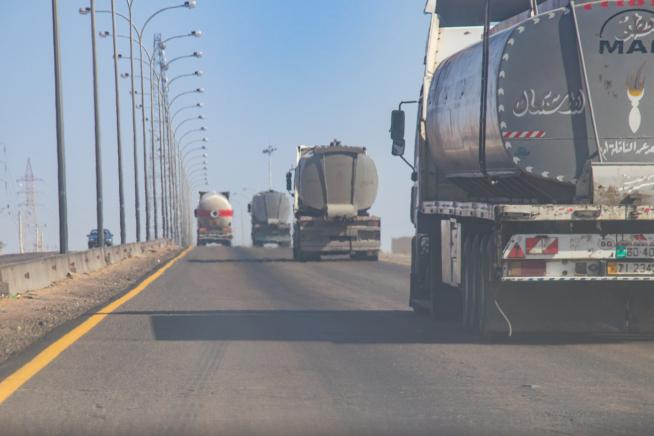 Auf der Umgehungsstraße von Aqaba-Hafen nach Norden sind zahlreiche Tanklaster unterwegs 