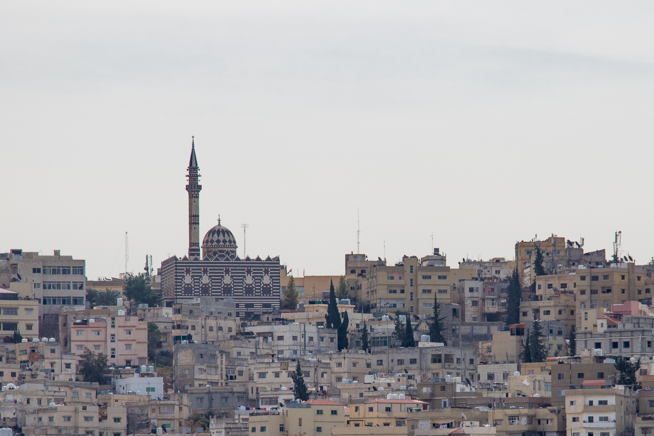 Die Abu-Darwisch-Moschee in der jordanischen Hauptstadt Amman ist eine der bekanntesten Moscheen des Landes. Auffällig ist ihr schwarz-weiß gestreiftes Mauerwerk, welches Bezug auf die traditionelle Architektur der Levante nehmen soll. Der Zutritt der weit sichtbaren Moschee ist nur Moslems gestattet. 
