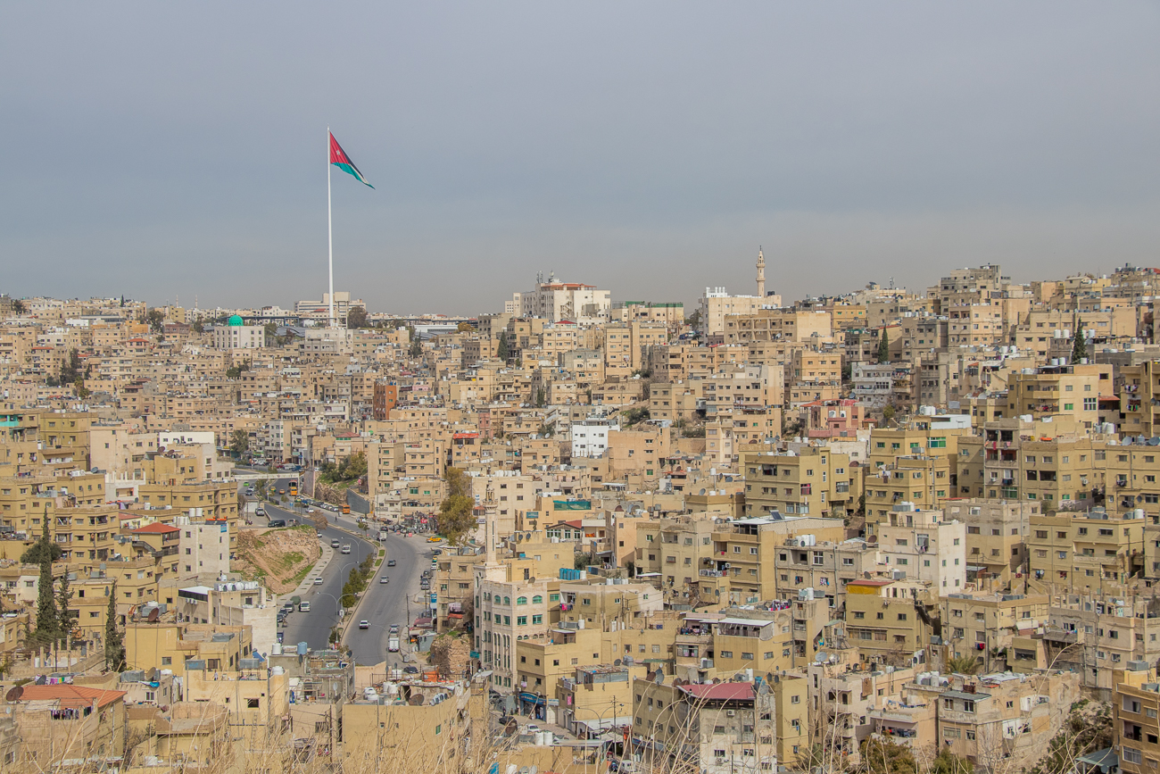 Blick über Amman, die Fahne und ihr Mast sind riesig 