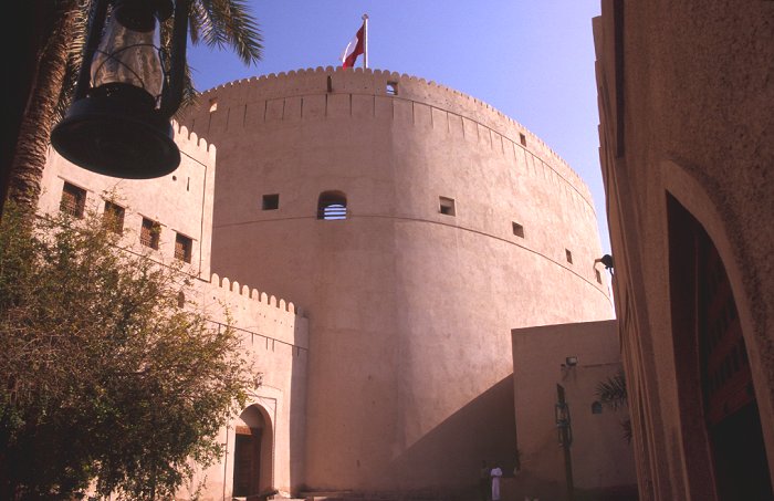 Der ovale Turm vom Innenhof aus gesehen