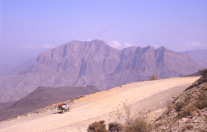 Die Passstraße führt auf über 2.000 Meter Höhe hinauf