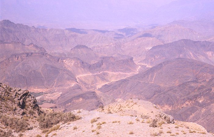 Das Tal, in das die Piste hinunter führt, liegt über 1.000 Meter tiefer