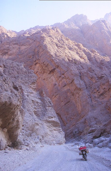 Zwischen den Felsen wird es schnell dunkel