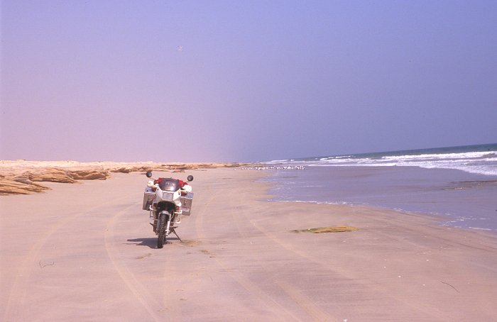 Das südliche Stück der Piste verläuft am Strand entlang ...