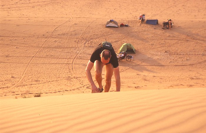 Gerd kraxelt auch auf den Sandhaufen ...
