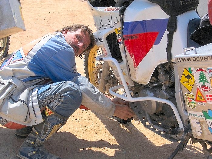 Carlo holt Werkzeug, um den Schalthebel an der DR350 festzuschrauben(Foto: Gerd)