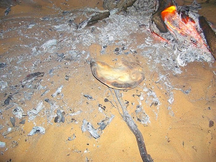 Frank backt Brot im vom Feuer aufgeheizten Wüstensand(Foto: Gerd)