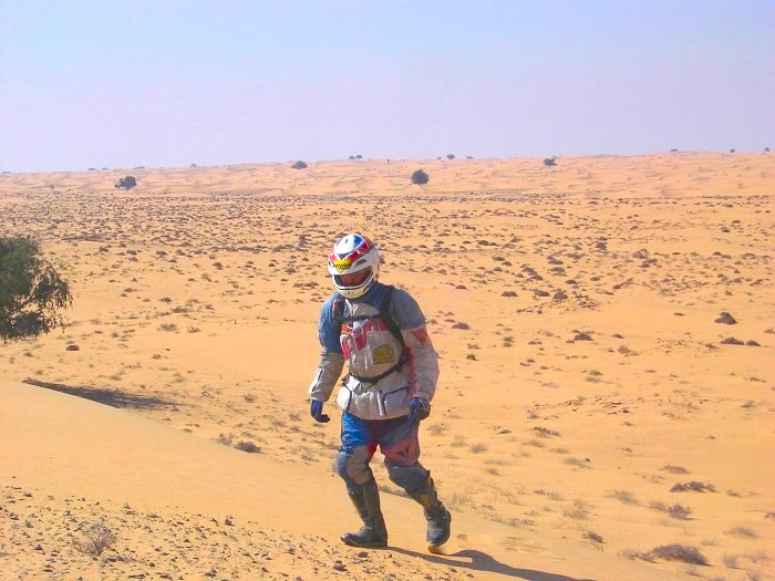 Von den Hügeln aus erkunden wir den weiteren Weg durch den Sand(Foto: Gerd)