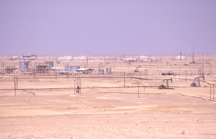 Pumpen, Stromleitungen, Tanks usw. bis zum Horizont