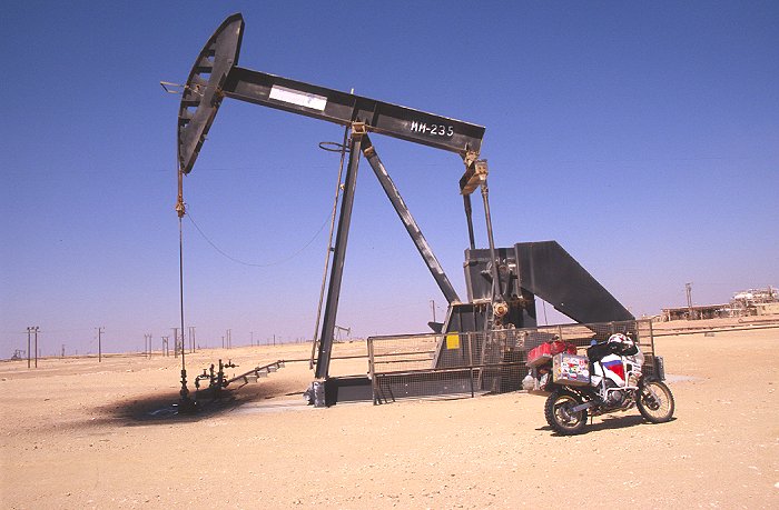 Im Gegensatz zu den Emiraten, kann man hier direkt zu den Förderanlagen fahren und auch fotografieren
