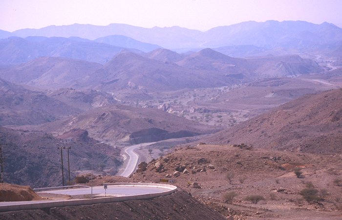80 km vor Salalah treffen wir wieder auf eine Teerstraße, ab hier wird die Strecke bergig