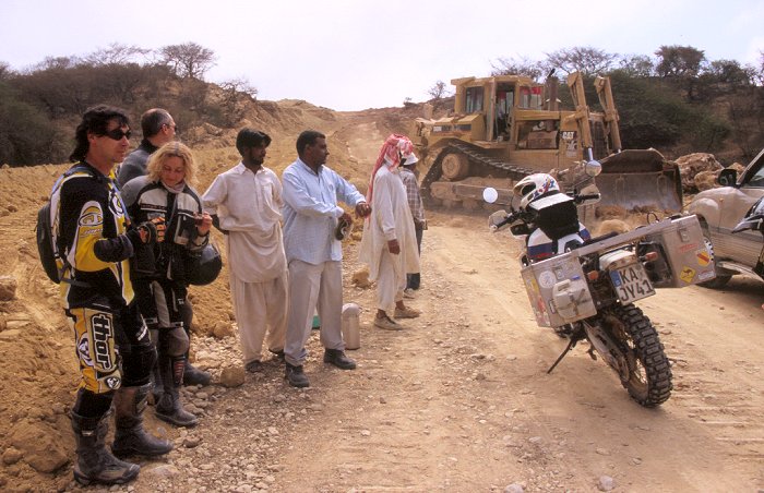 Auf dem Weg zu den Baobabs versperrt eine Baustelle den Weg