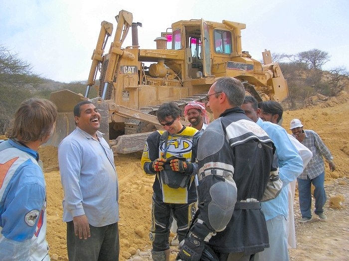 ... mit Dozer 1, das gelbe Monster im Hintergrund, uns den Weg frei(Foto: Gerd)
