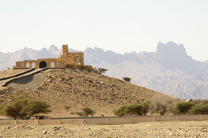 Festungsartiges Haus auf dem Weg in den Jebel Akdar