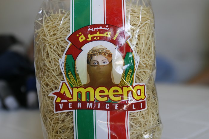 Die Werbe-Damen sind nicht so freizügig wie bei uns ;-)