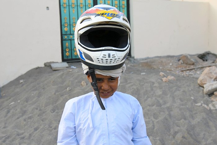 Über die Kopfbedeckung passt der Helm nicht ;-)