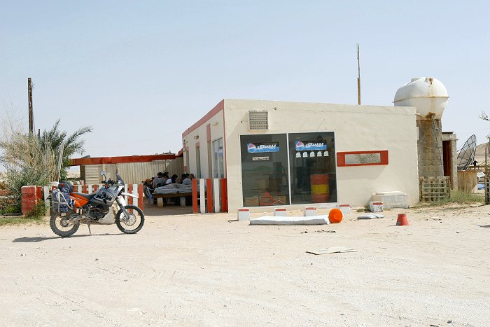 Die Tankstelle ist geschlossen, bietet aber Schatten
