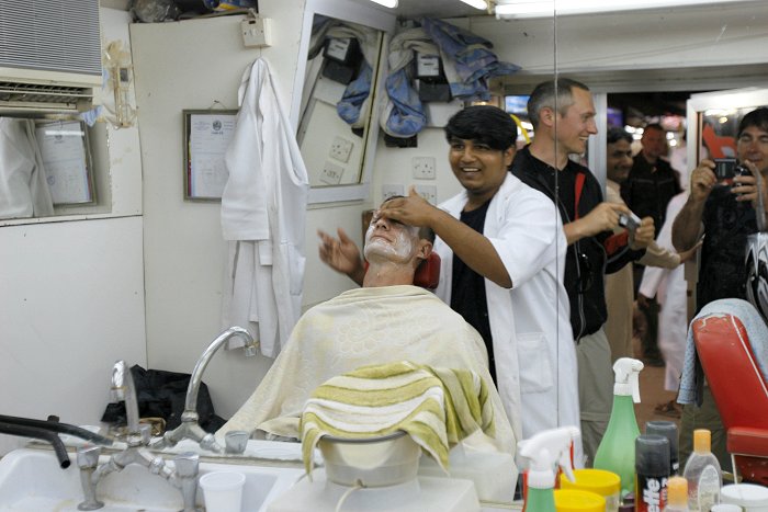 Nach dem Haarschnitt wird gecremt