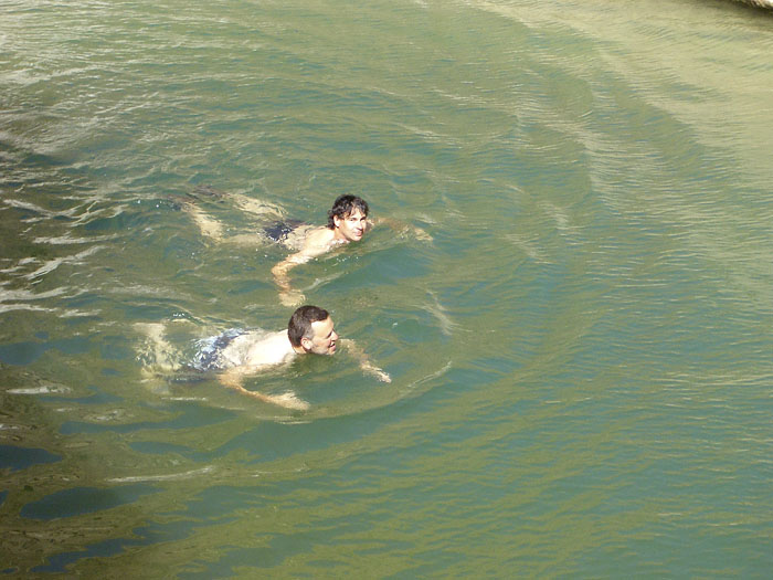 Um zur Höhle zu kommen, müssen wir schwimmen