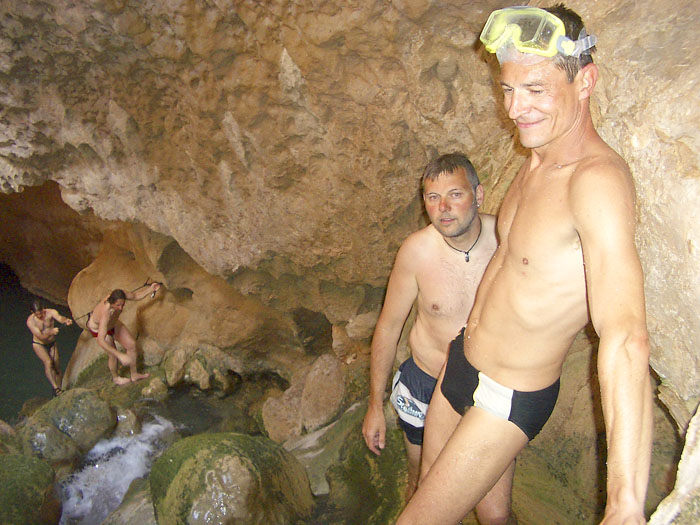 In der Höhle kann man einen Wasserfall hinaufklettern
