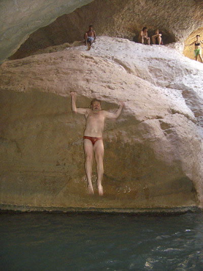 ... kann man dann in die Höhle hineinspringen