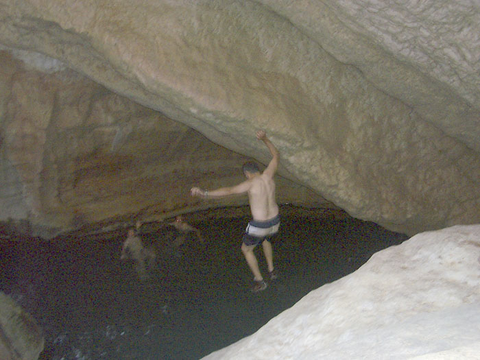 Von einem 3-4 Meter hohen Felsen ...