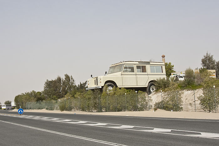 Übergroßer Landy als Restaurant ausgebaut