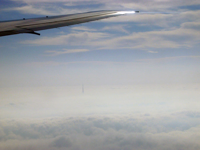 Anflug auf das neblige Dubai. Was schaut da hinten aus den Wolken raus?