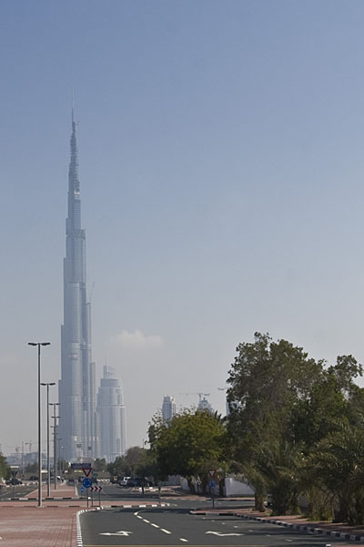 Das ist die Spitze des Burj Dubai, dem mit 818 m derzeit höchsten Gebäude der Welt
