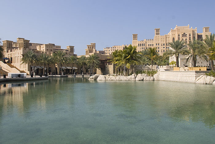 ... Kanäle und Wasserflächen durchziehen das Hotelgelände